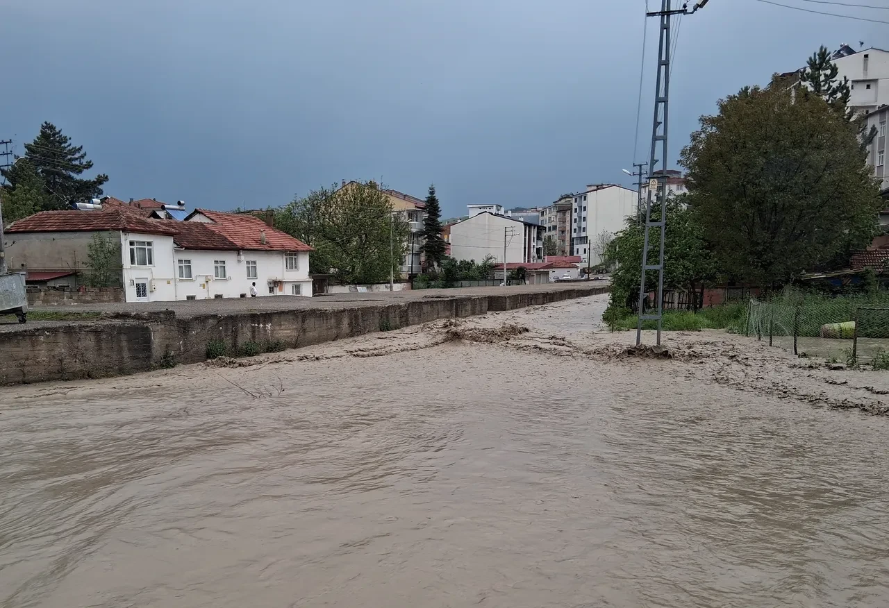 Samsun'u sel aldı! Havza'daki okullarda eğitime ara verildi