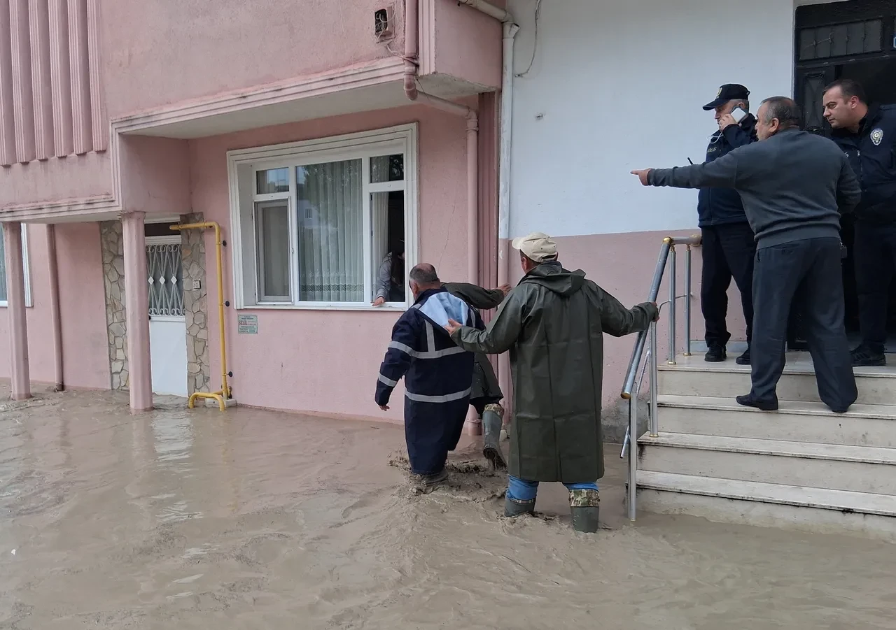 Samsun'u sel aldı! Havza'daki okullarda eğitime ara verildi