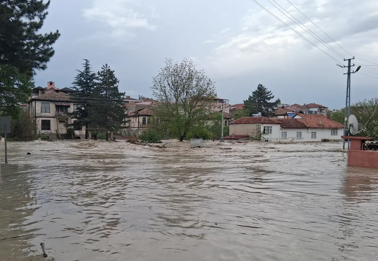 Samsun'u sel aldı! Havza'daki okullarda eğitime ara verildi