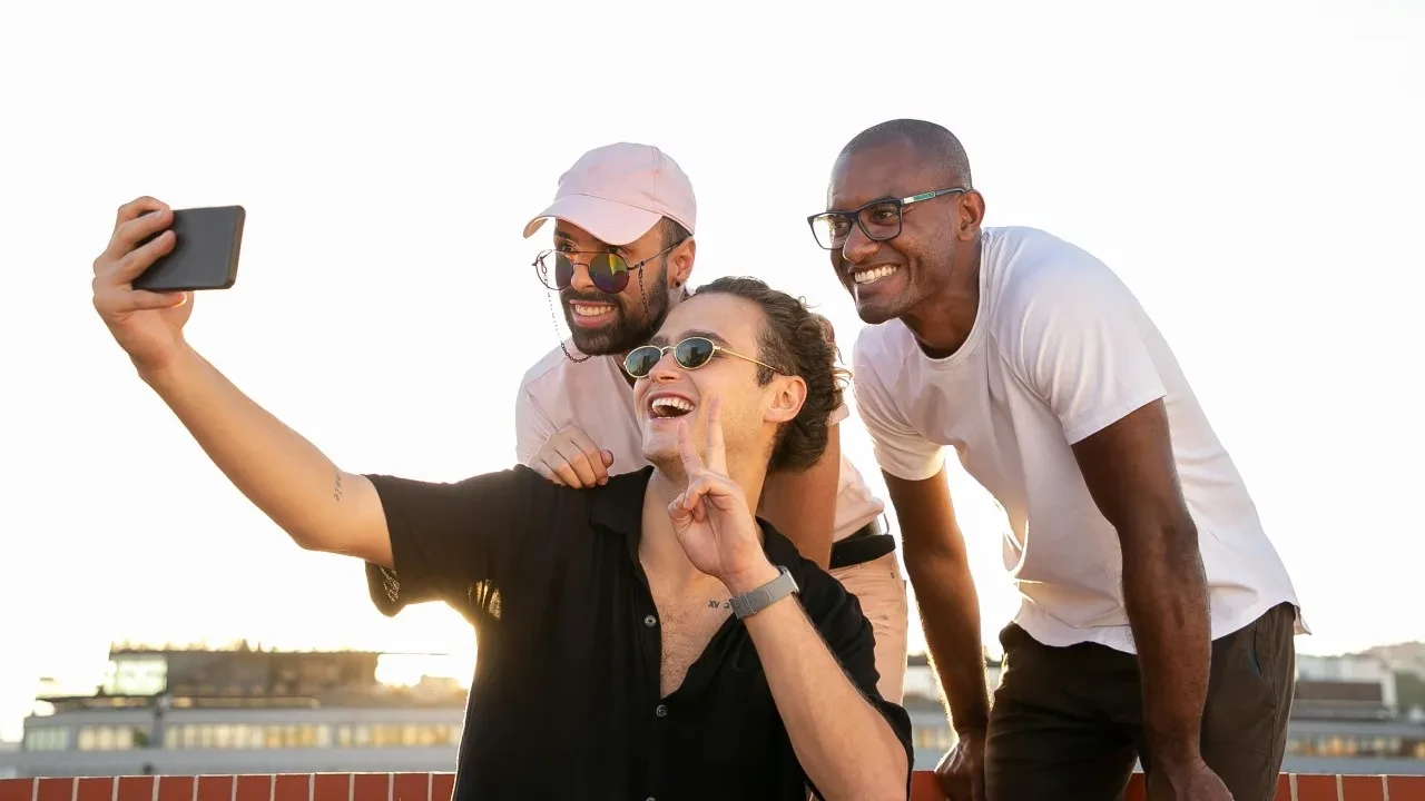 Selfie çekerken sakın "zafer işareti" yapmayın! Sebebini duyunca tüm fotoğraflarınızı silmek isteyeceksiniz