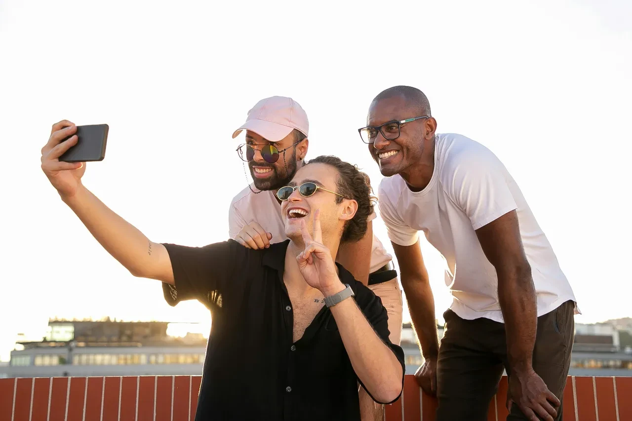 Selfie çekerken sakın "zafer işareti" yapmayın! Sebebini duyunca tüm fotoğraflarınızı silmek isteyeceksiniz