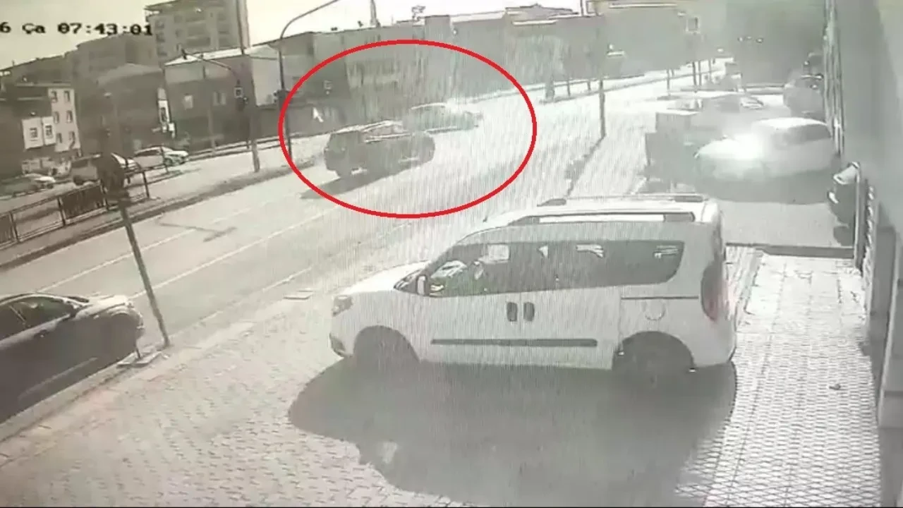 Bursa'da kırmızıda durmadı, yeşil ışıkta geçene çarptı: Kaza anı kamerada!
