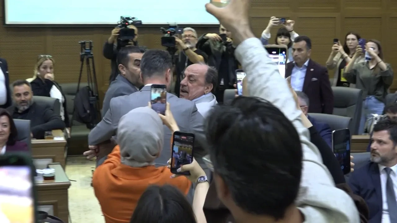 BUSKİ Genel Kurulu'na vatandaş salona daldı: Suya indirim istedi, CHP'lilerle tartıştı