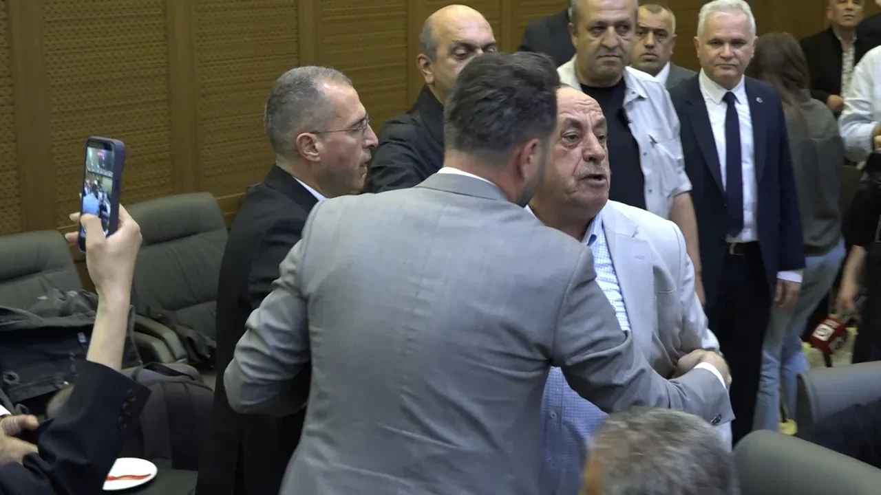 BUSKİ Genel Kurulu'na vatandaş salona daldı: Suya indirim istedi, CHP'lilerle tartıştı