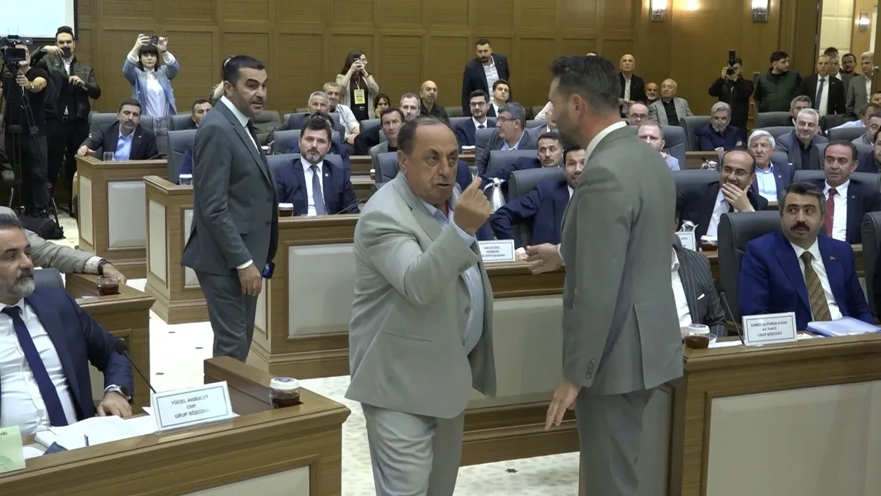 BUSKİ Genel Kurulu'na vatandaş salona daldı: Suya indirim istedi, CHP'lilerle tartıştı