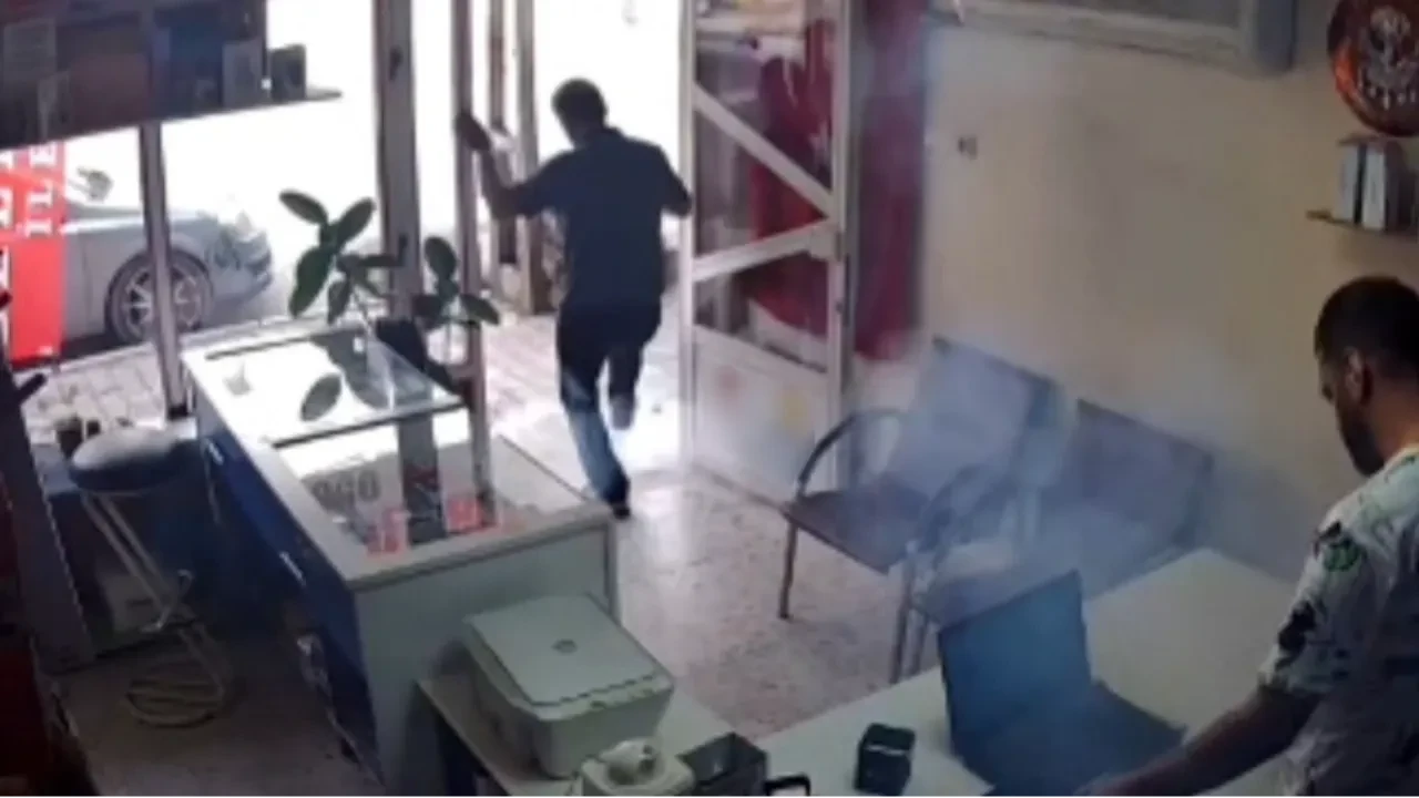 Cep telefonunun bataryası bomba gibi patladı