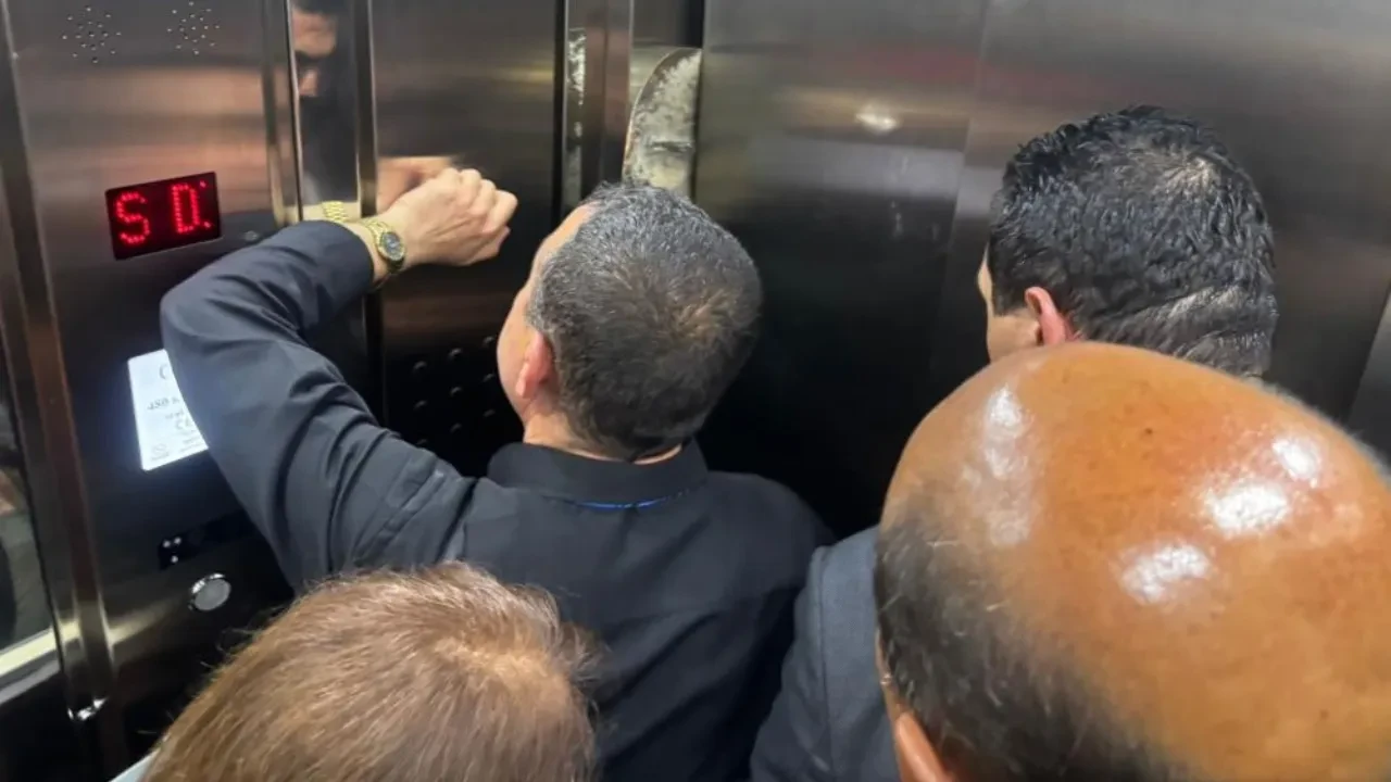 CHP heyetine asansör şoku! Yarım saat mahsur kaldılar