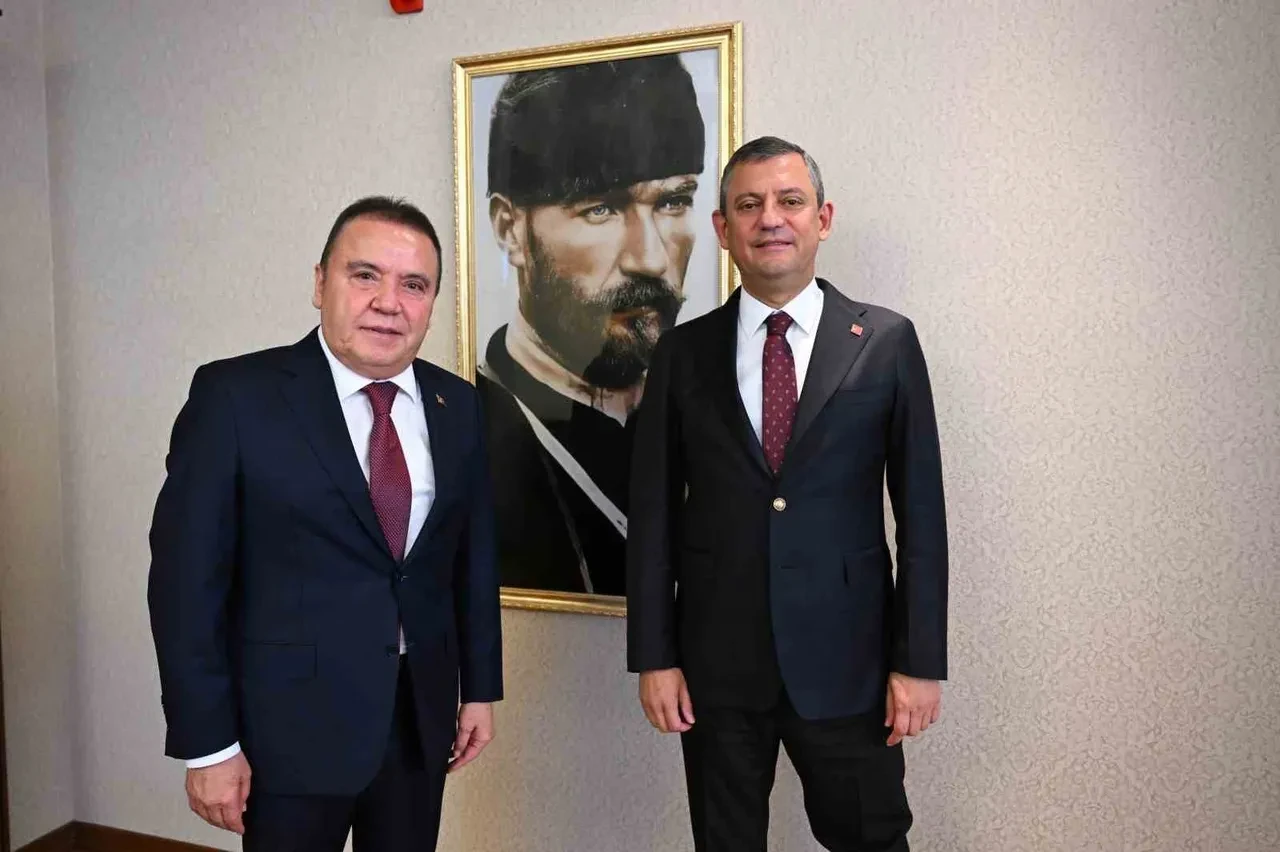 CHP'ye kapatma davası iddiasının perde arkasını Fatih Atik açıkladı: Partililerden Özgür Özel'e zehir zemberek mesaj