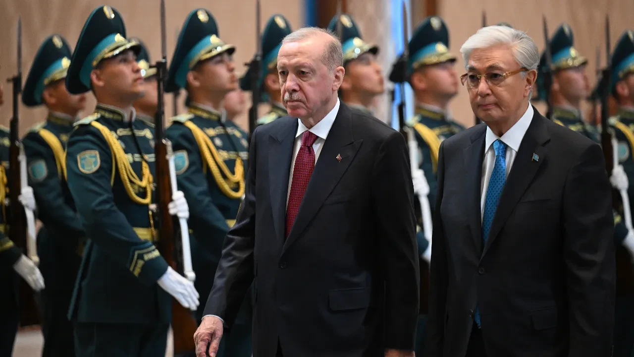 Cumhurbaşkanı Erdoğan, Kazakistan'da resmi törenle karşılandı