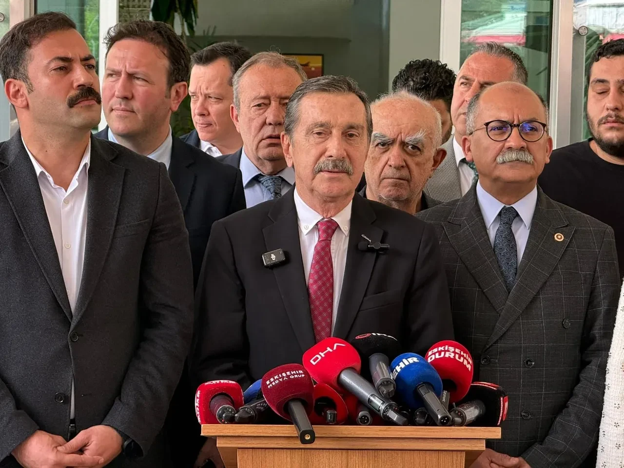 Eskişehir Tepebaşı Belediyesine operasyon! Özel kalem müdürünün bahçesinde gizli oda çıktı