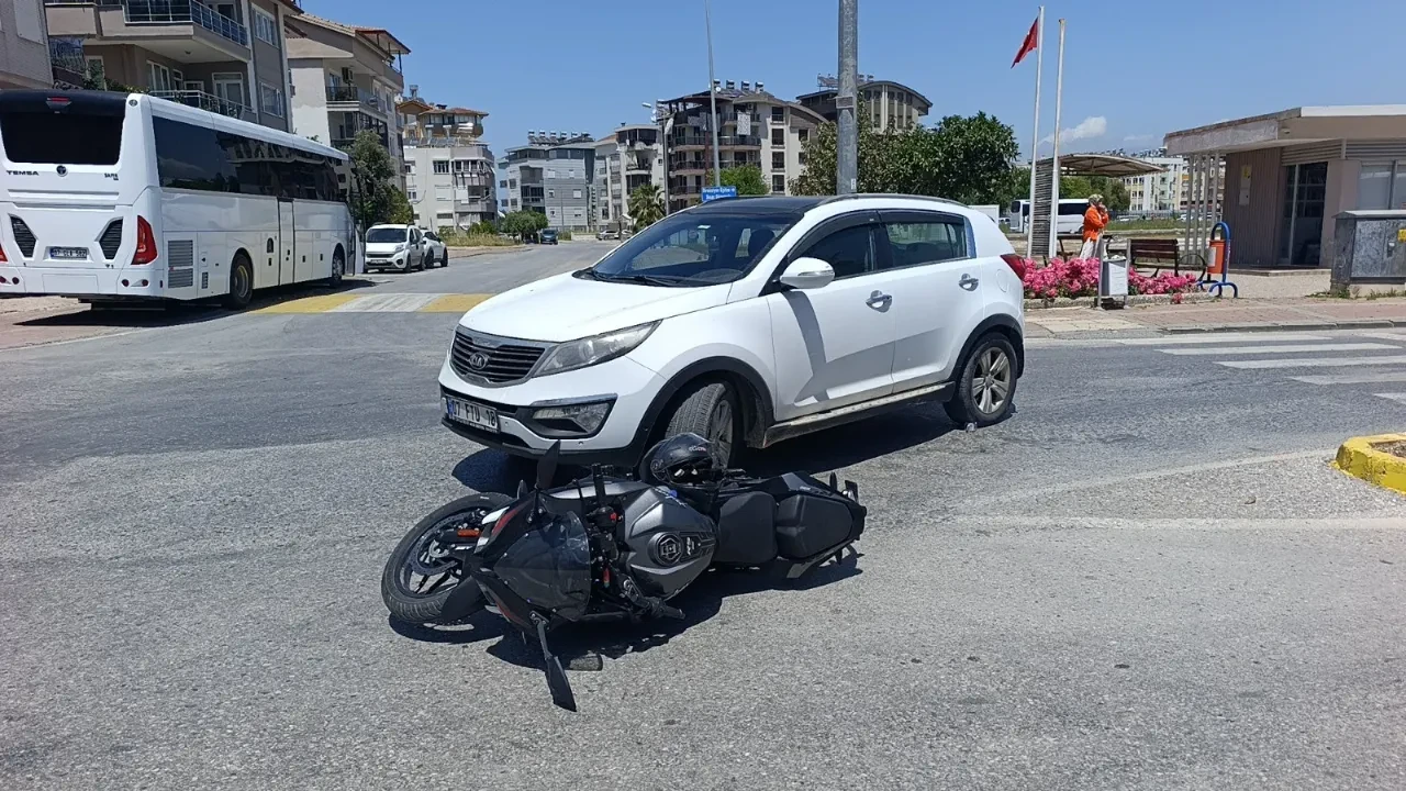 Göz göre göre gerçekleşti! Antalya’da iki aracın karıştığı kaza kamerada