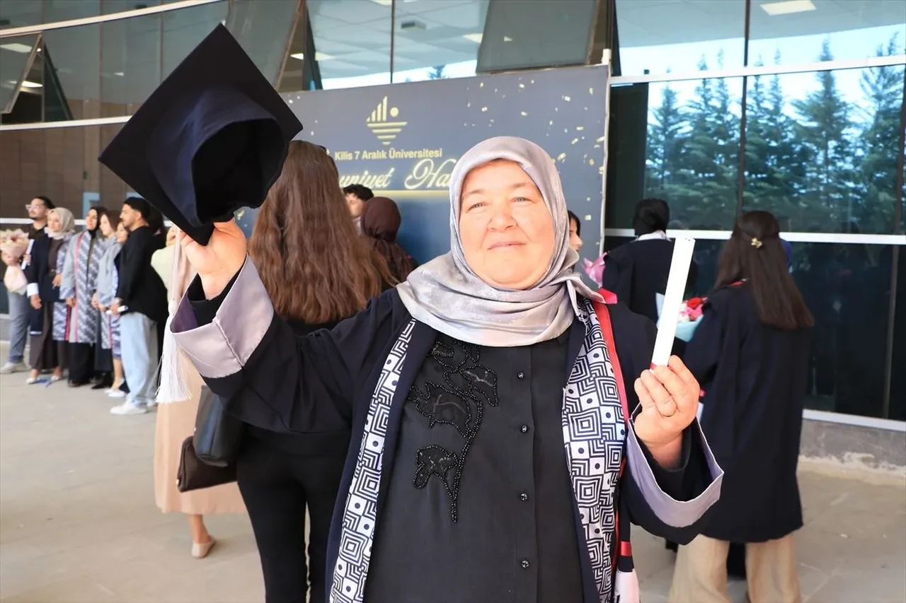Gül Alcellat 53 yaşında mezun oldu! 4 torun sahibi kadın okumanın yaşı yok dedirtti
