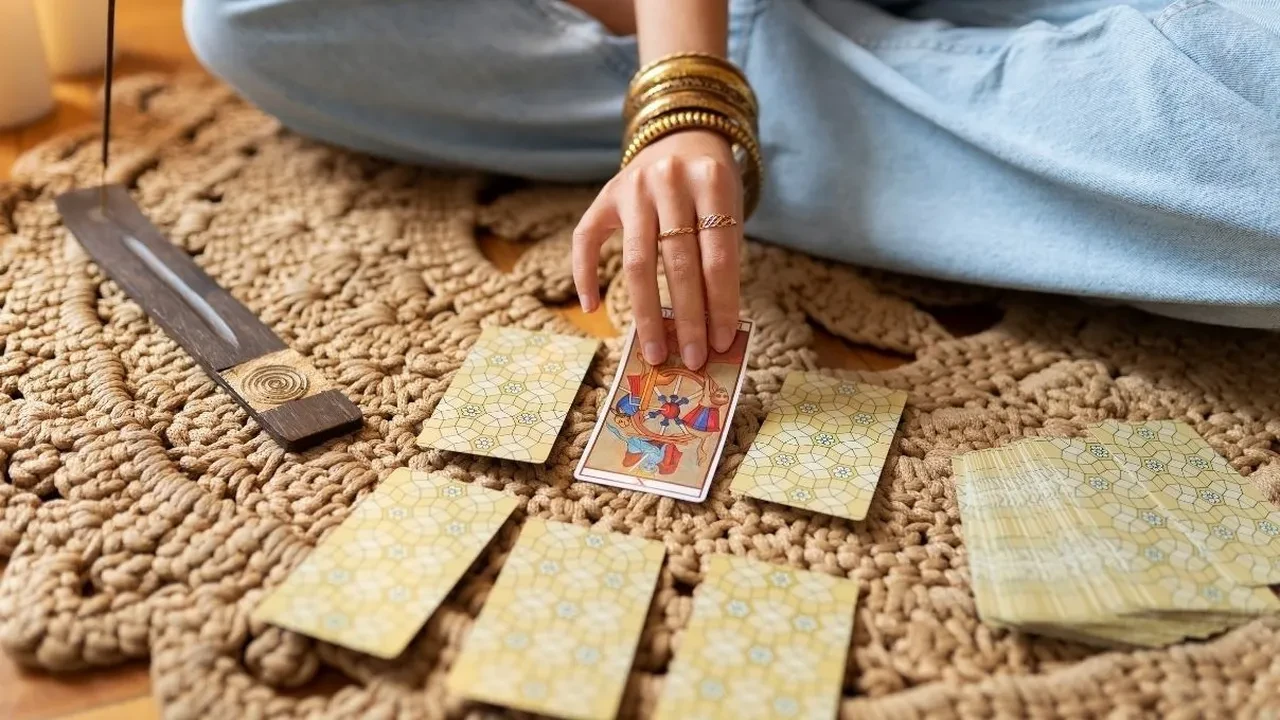 Günlük tarot kart açılımı 15 Mayıs 2026! Memnuniyete geçiş süreciniz başlıyor