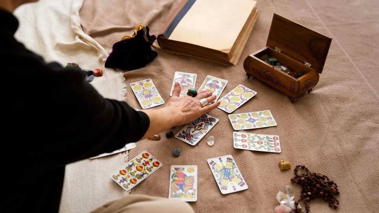 Günlük tarot kart açılımı 15 Mayıs 2026! Memnuniyete geçiş süreciniz başlıyor
