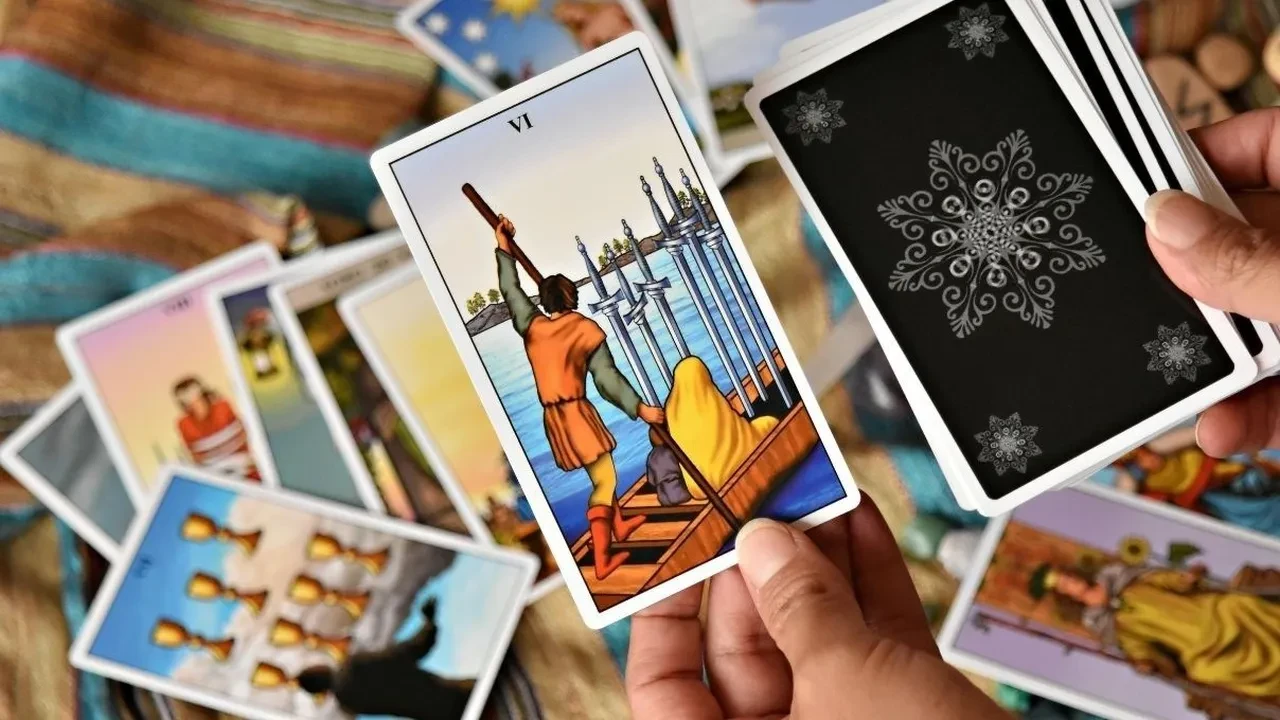 Günlük tarot kart açılımı 15 Mayıs 2026! Memnuniyete geçiş süreciniz başlıyor