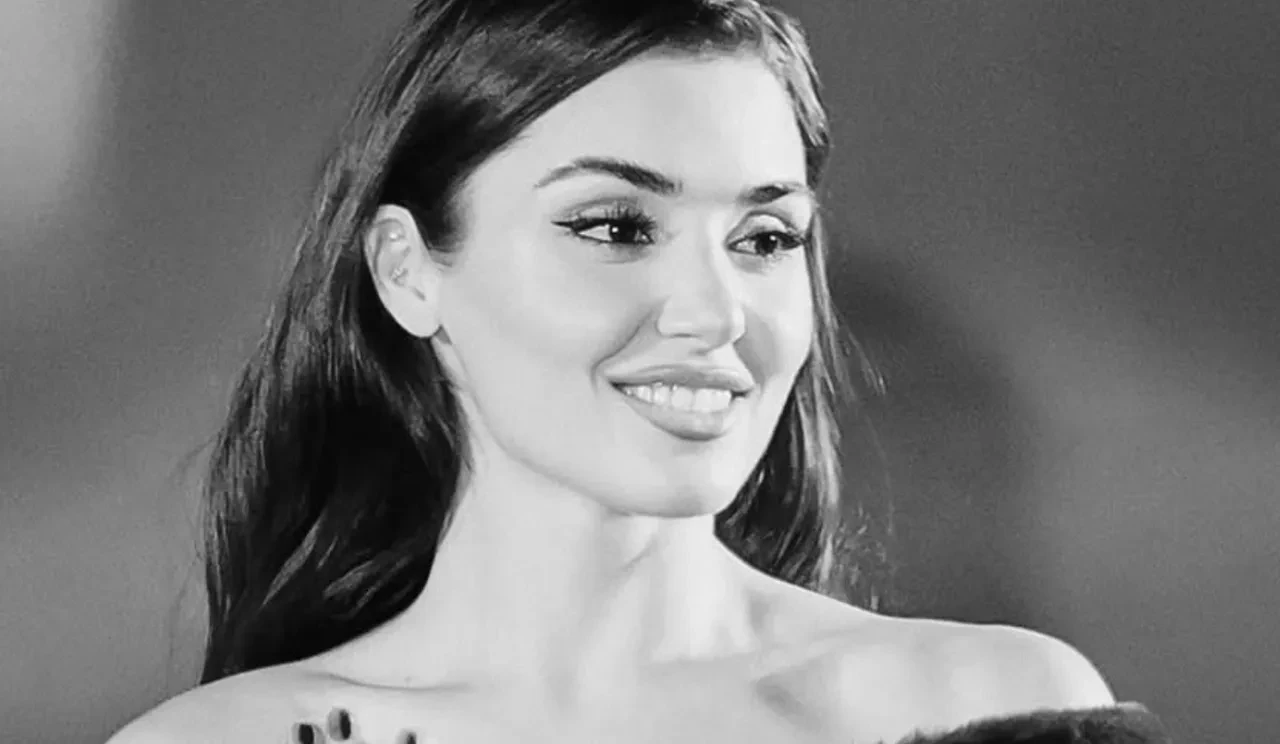 Hande Erçel'in Cannes Festivali'nde giydiği kıyafet servet değerinde!