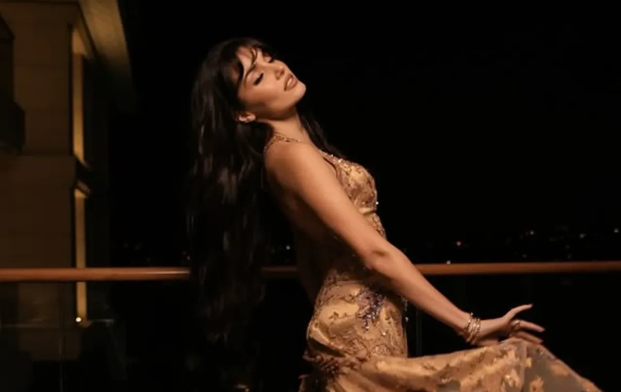 Hande Erçel'in Cannes Festivali'nde giydiği kıyafet servet değerinde!