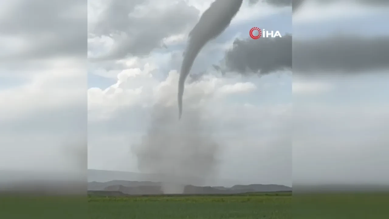 Hortum Sungurlu'yu vurdu! Köy altüst oldu, 2 kişi yaralandı