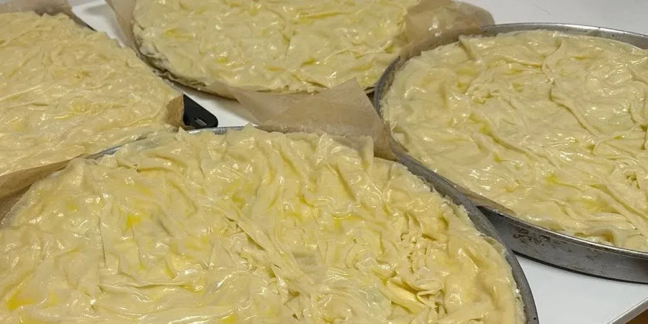 Kokusu buram buram tüm sokağa yayılan su böreği! Mahalleli kapınıza dayanacak