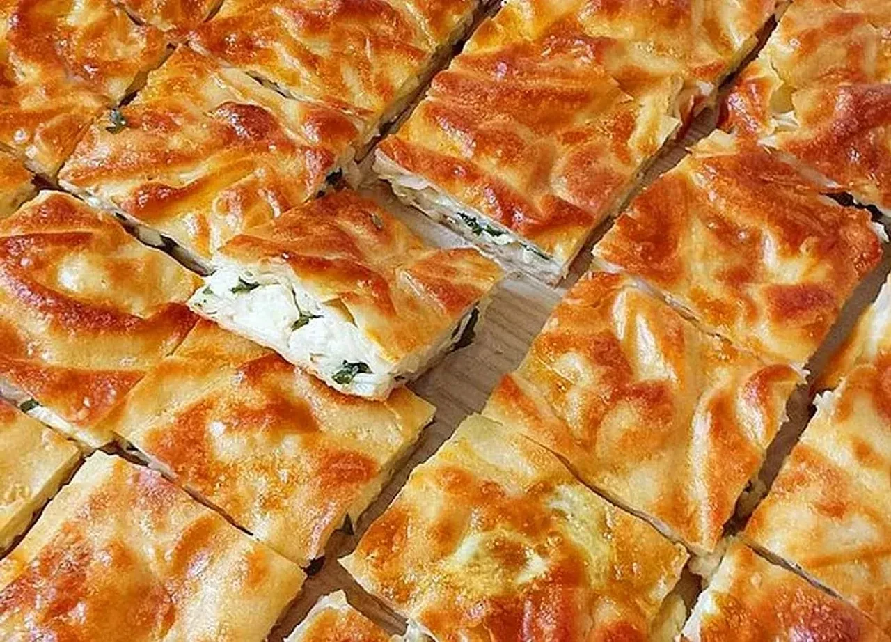 Kokusu buram buram tüm sokağa yayılan su böreği! Mahalleli kapınıza dayanacak