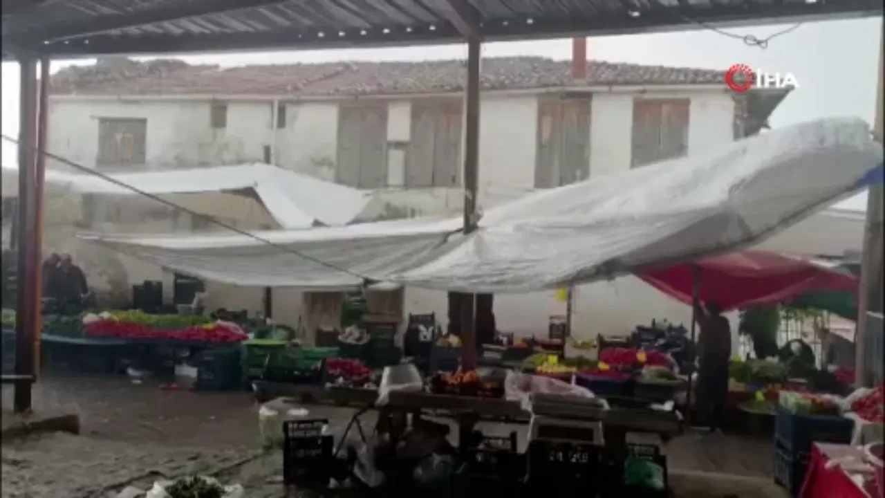 Manisa'da lodos hayatı felç etti! Pazar yerinde çadırlar uçtu, yollar göle döndü 