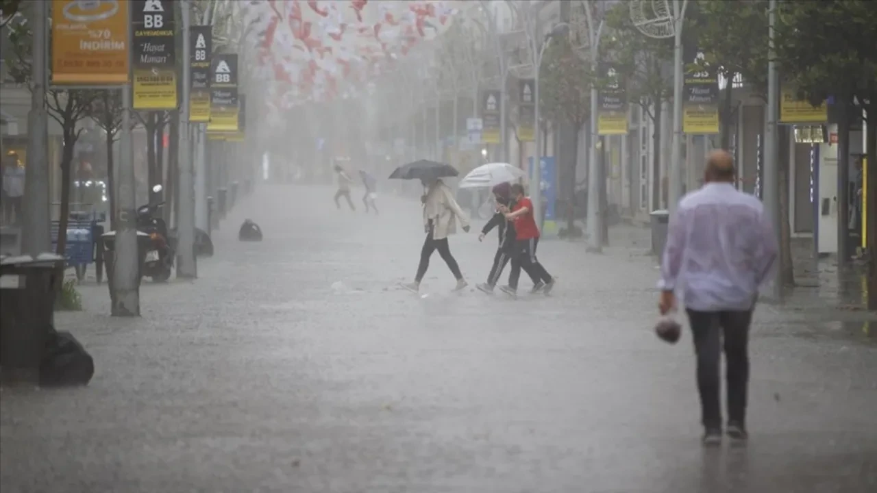 Meteoroloji'den 39 il için sarı kodlu uyarı! Sağanak yağış ve fırtına geliyor