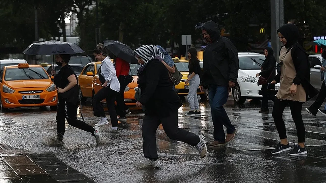 Meteoroloji'den 39 il için sarı kodlu uyarı! Kuvvetli sağanak yağış ve fırtına geliyor
