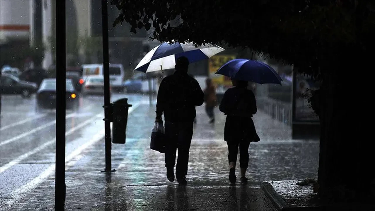 Meteoroloji'den 39 il için sarı kodlu uyarı! Kuvvetli sağanak yağış ve fırtına geliyor