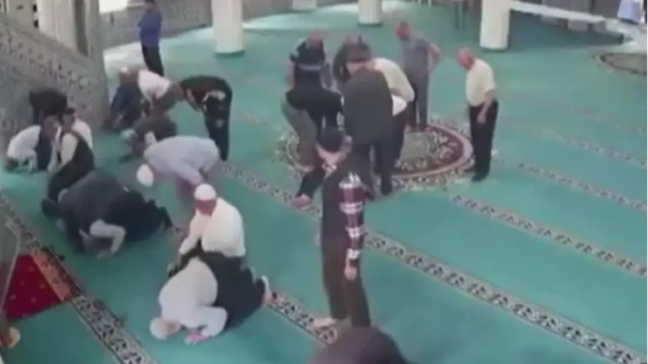 Namaz sırasında kalp krizi geçirdi, imam kalp masajıyla kurtardı