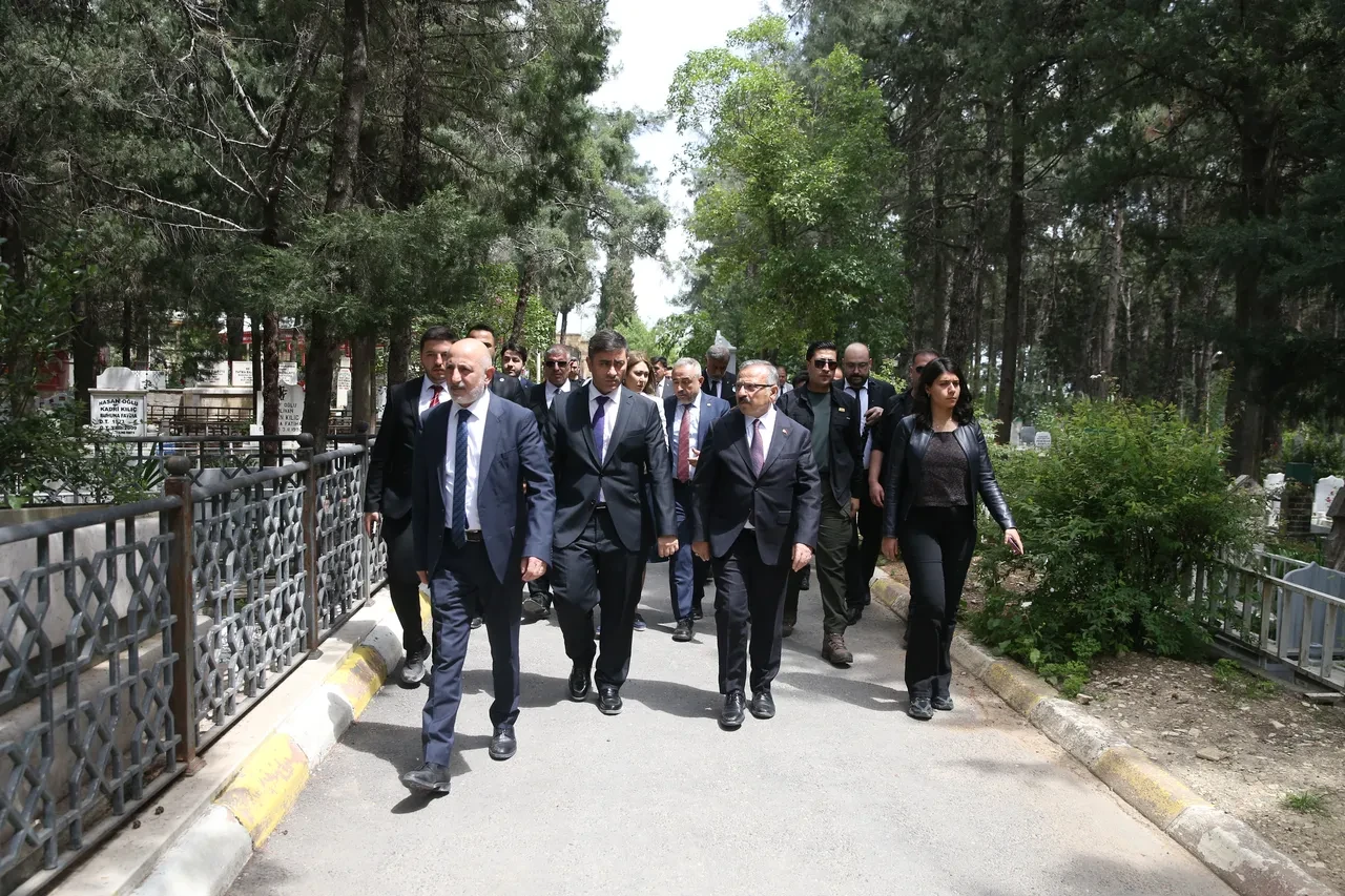 Okul saldırıları için araştırma süreci başladı: TBMM Komisyonu Kahramanmaraş'ta