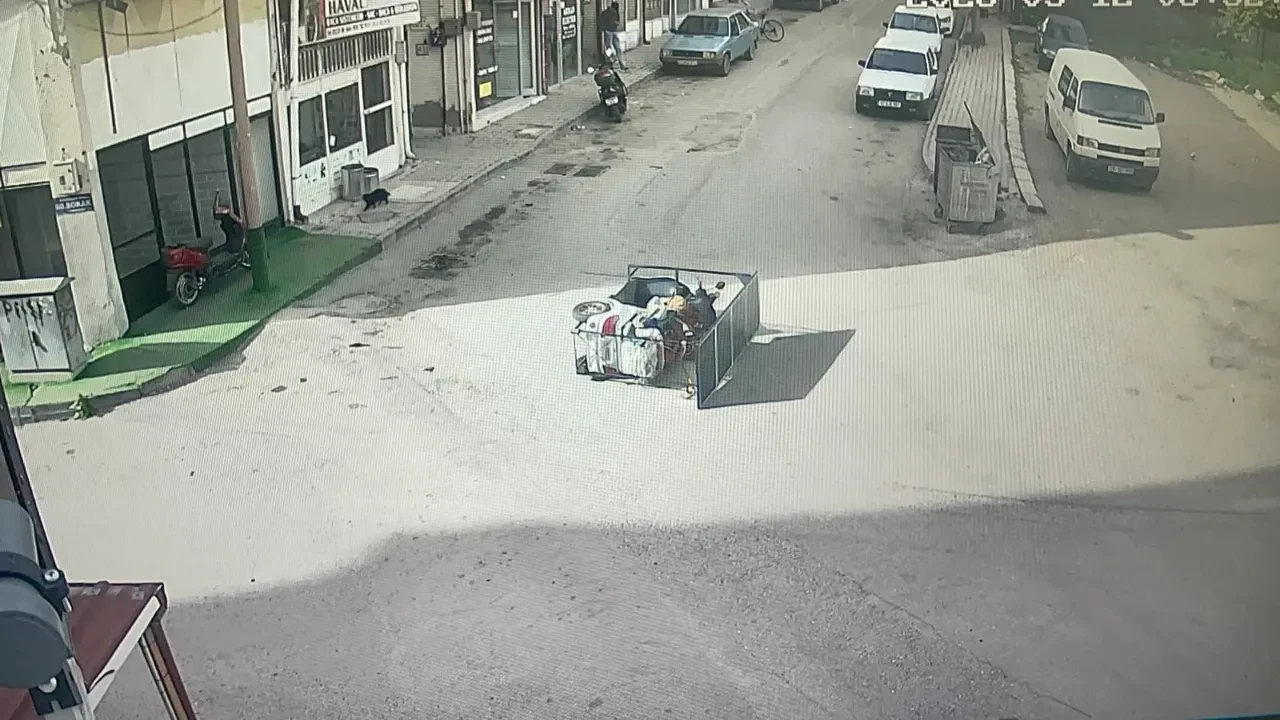 Yaşlı adamın elektrikli bisikletle geçirdiği kaza kamerada