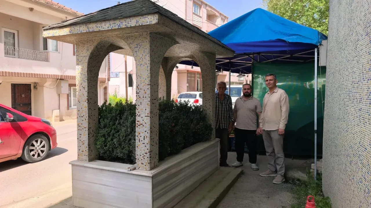 Yol kenarında görenlerin tüyleri ürperiyor, sırrı çözülemiyor: Yaşlılar başında mum yakıyordu