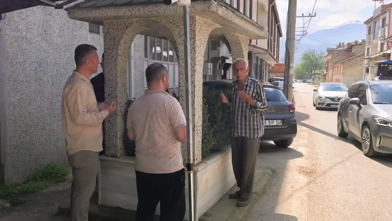 Yol kenarında görenlerin tüyleri ürperiyor, sırrı çözülemiyor: Yaşlılar başında mum yakıyordu
