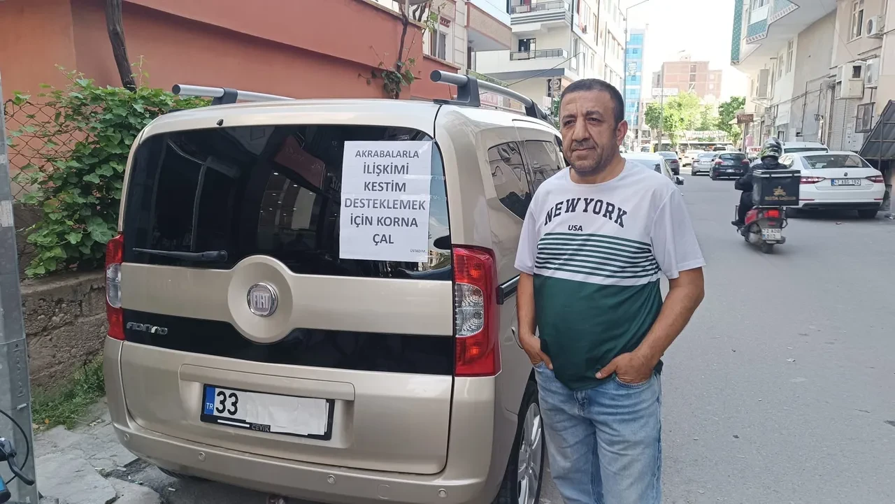 Batmanlı esnaf aracına astığı yazı ile herkesi şoke etti! Gören herkes kornaya bastı 