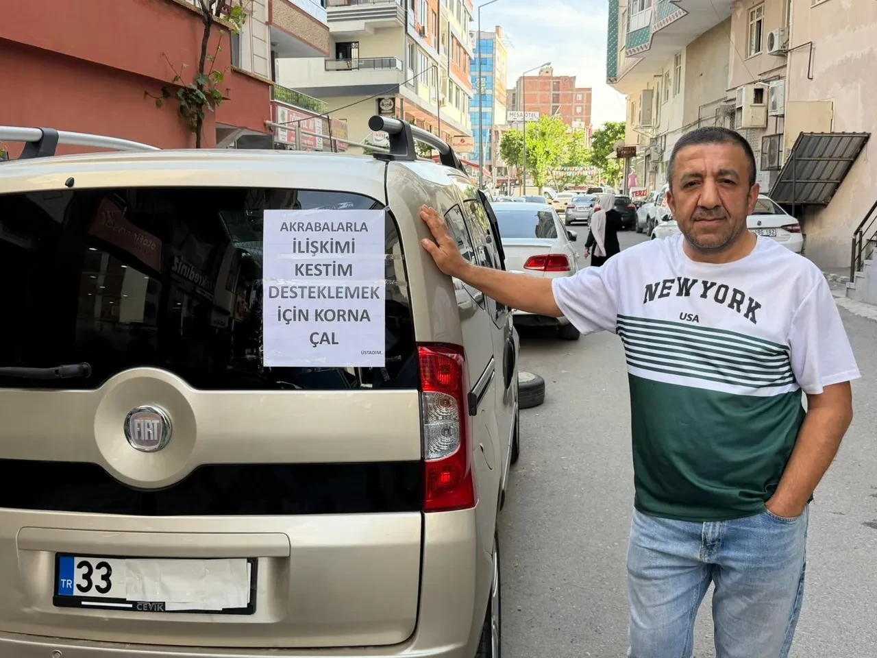 Batmanlı esnaf aracına astığı yazı ile herkesi şoke etti! Gören herkes kornaya bastı 