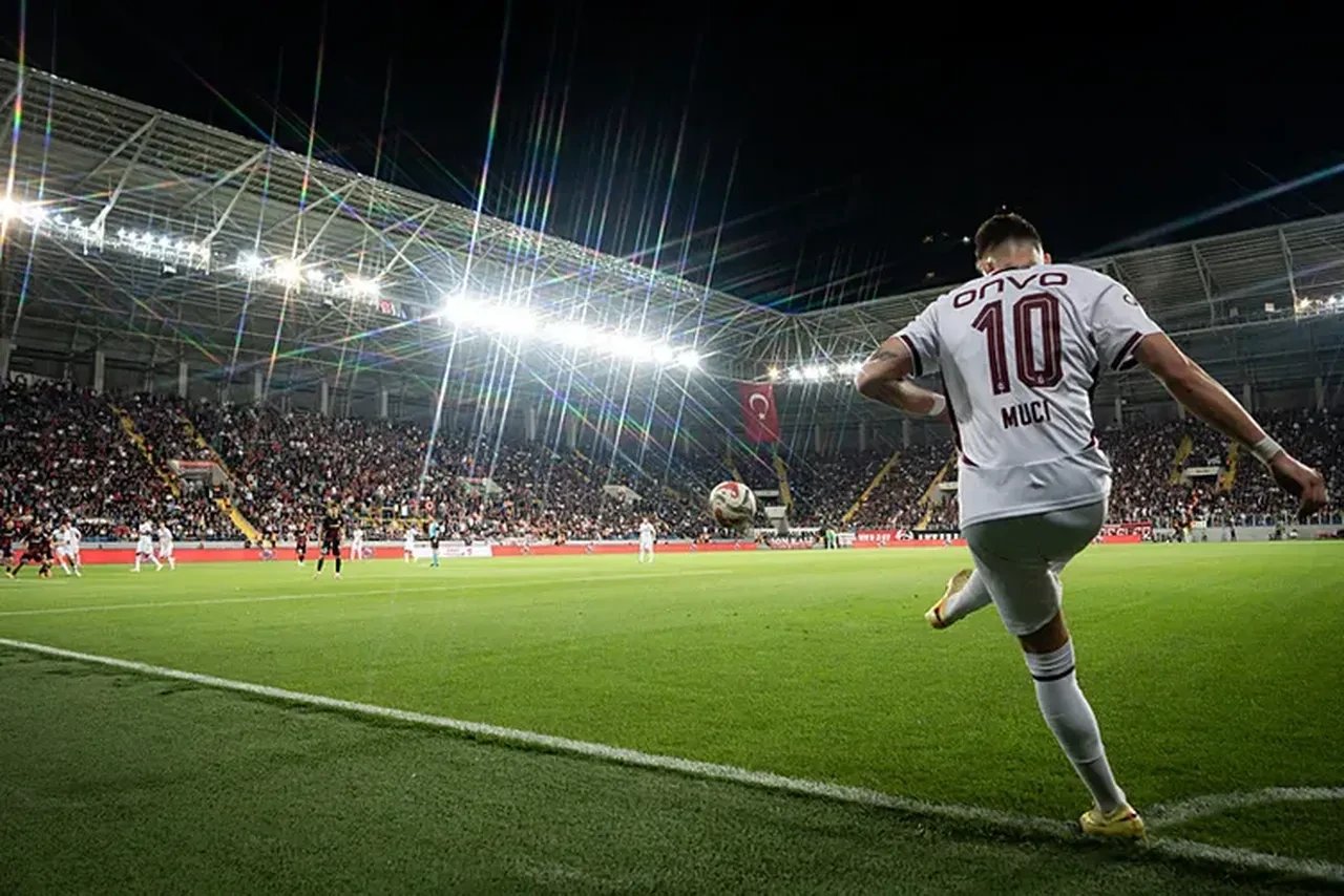 Beşiktaş ve Trabzonspor arasında Ernest Muçi pazarlıkları alev aldı: Arnavut yıldız son kararını verdi! 