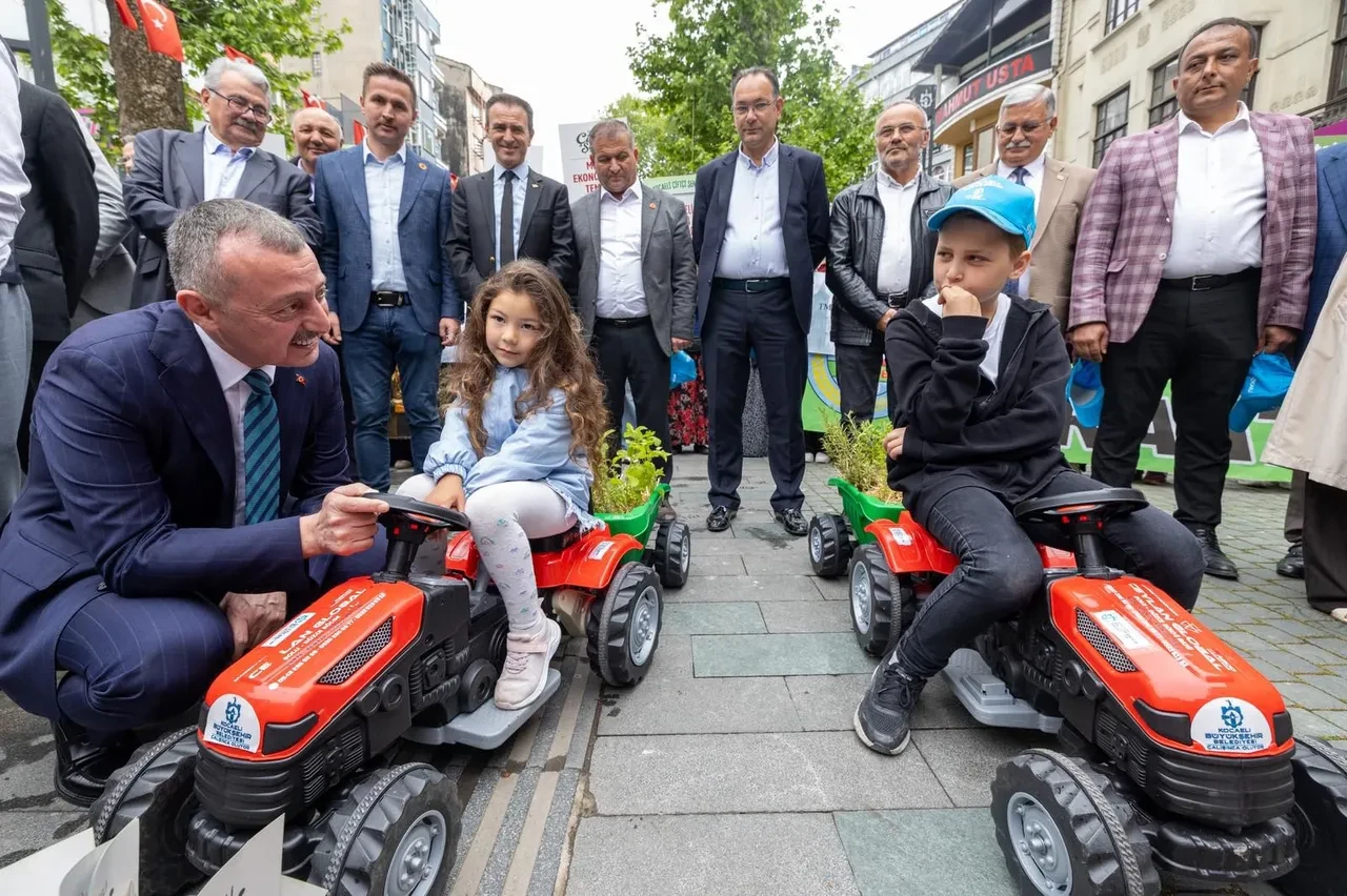 Çiftçiler traktörleriyle katıldı: Avrupa’da eylem, Kocaeli’de şenlik var!