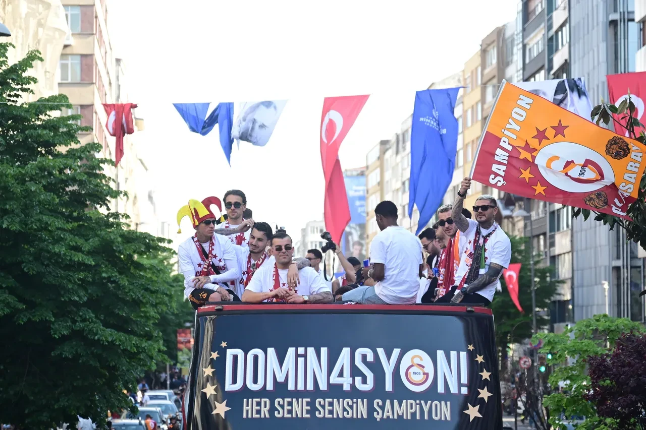 Galatasaray şampiyonluğu sokaklarda kutluyor: Üstü açık otobüsle RAMS Park'a zafer turu