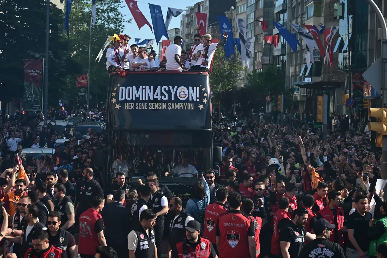Galatasaray şampiyonluğu sokaklarda kutluyor: Üstü açık otobüsle RAMS Park'a zafer turu