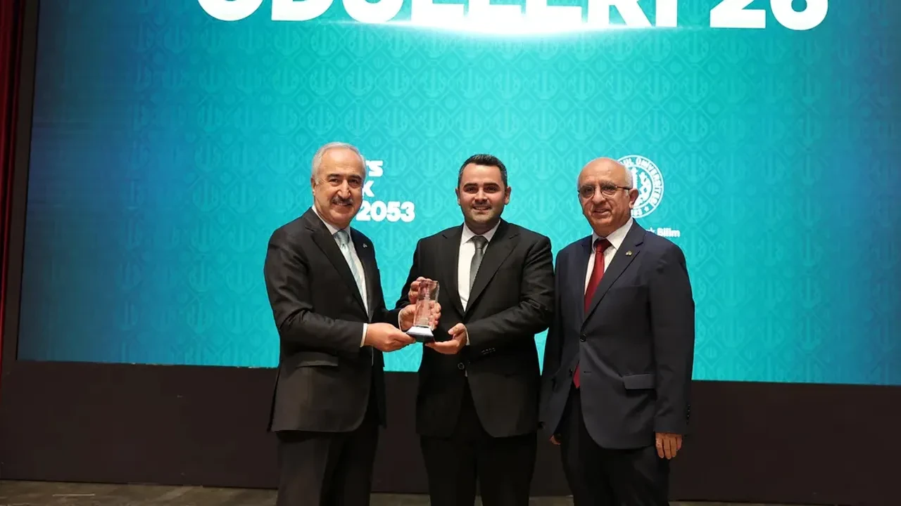 İstanbul Üniversitesi'nden Numan Kurtulmuş'a onur ödülü