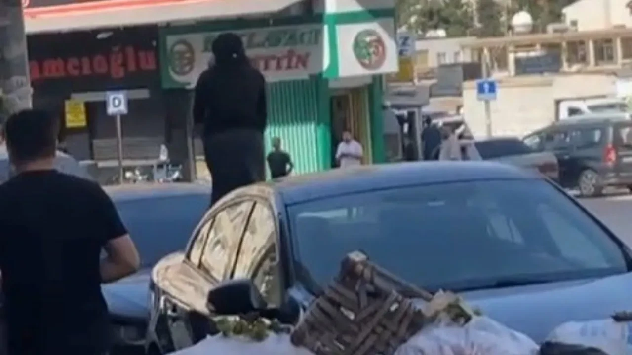 Kavgaya giden kadın hızını alamadı, arabanın üzerine çıktı