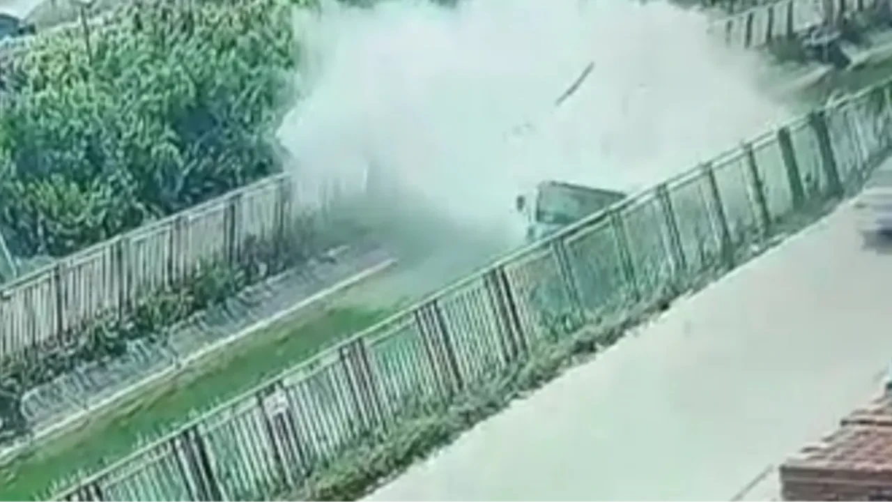 Kontrolden çıkan tır, sulama kanalına uçtu! Kaza anı kamerada