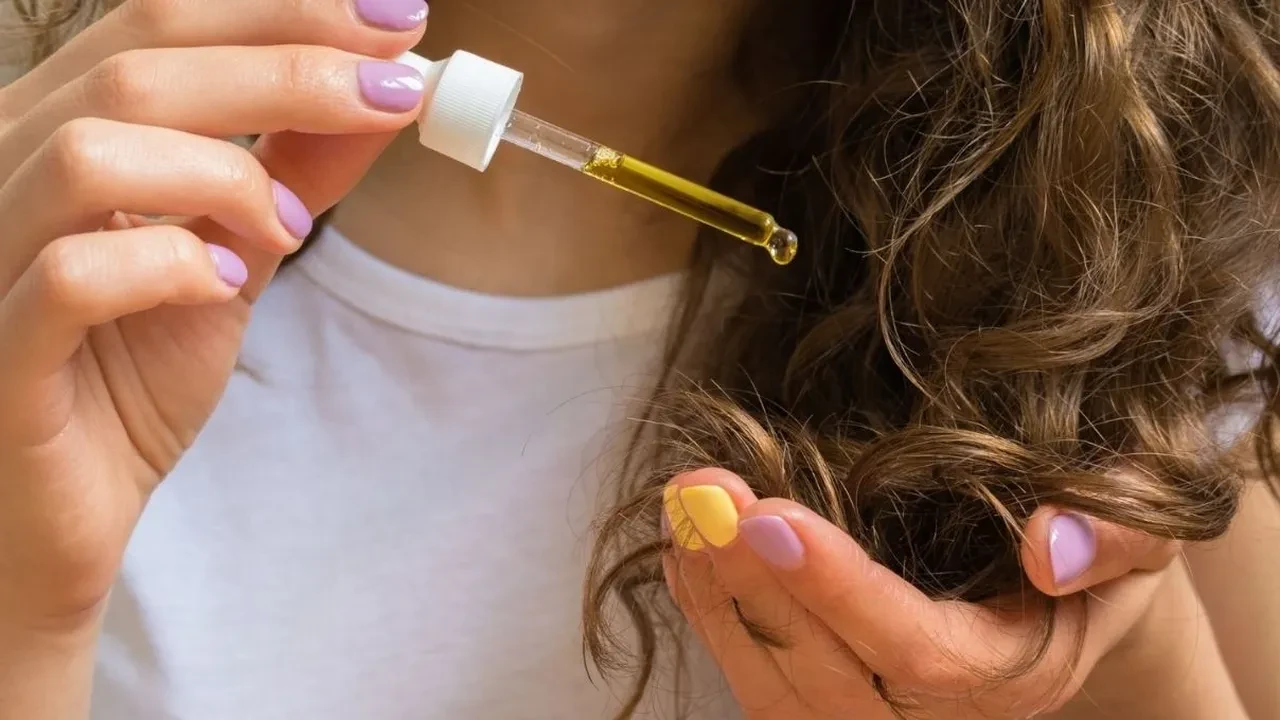 Mevsim geçişlerinde saçları koruyan bitkisel yağlar! Saçlarınıza parlaklık sağlayan yağlar