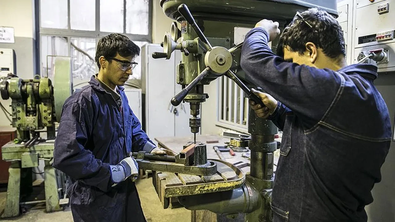 Milli Eğitim Bakanlığı’ndan köklü dönüşüm: Meslek liselerinde şehre ve sektöre göre yeni bölümler açılacak