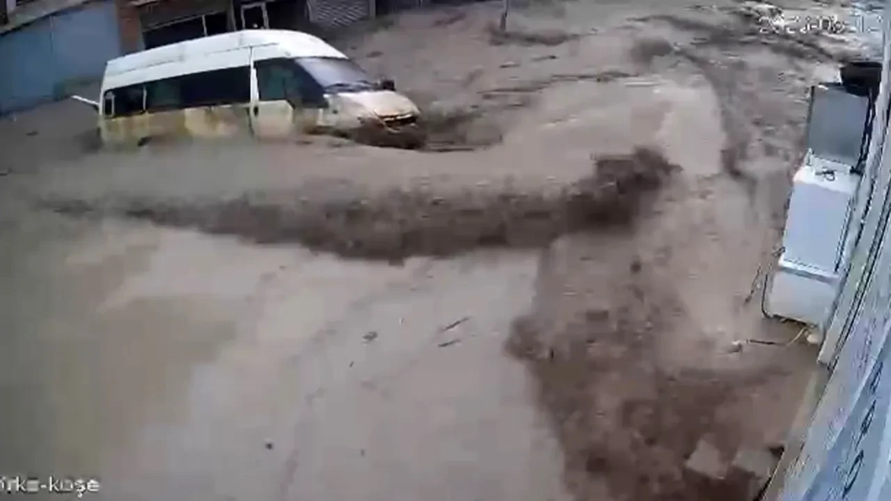Samsun'da can pazarı kamerada: Sel suları iş yerlerini böyle bastı!