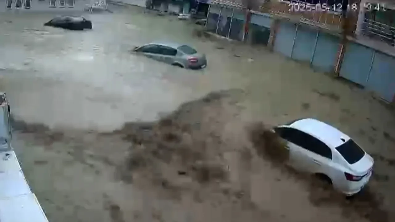 Samsun'da selin başlangıç anı saniye saniye kameraya yansıdı! 