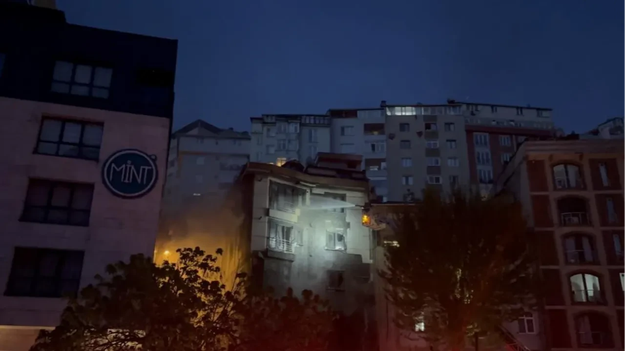 Şişli'de geceyi alevler aydınlattı! Motosiklete başlayan yangın binaya sıçradı