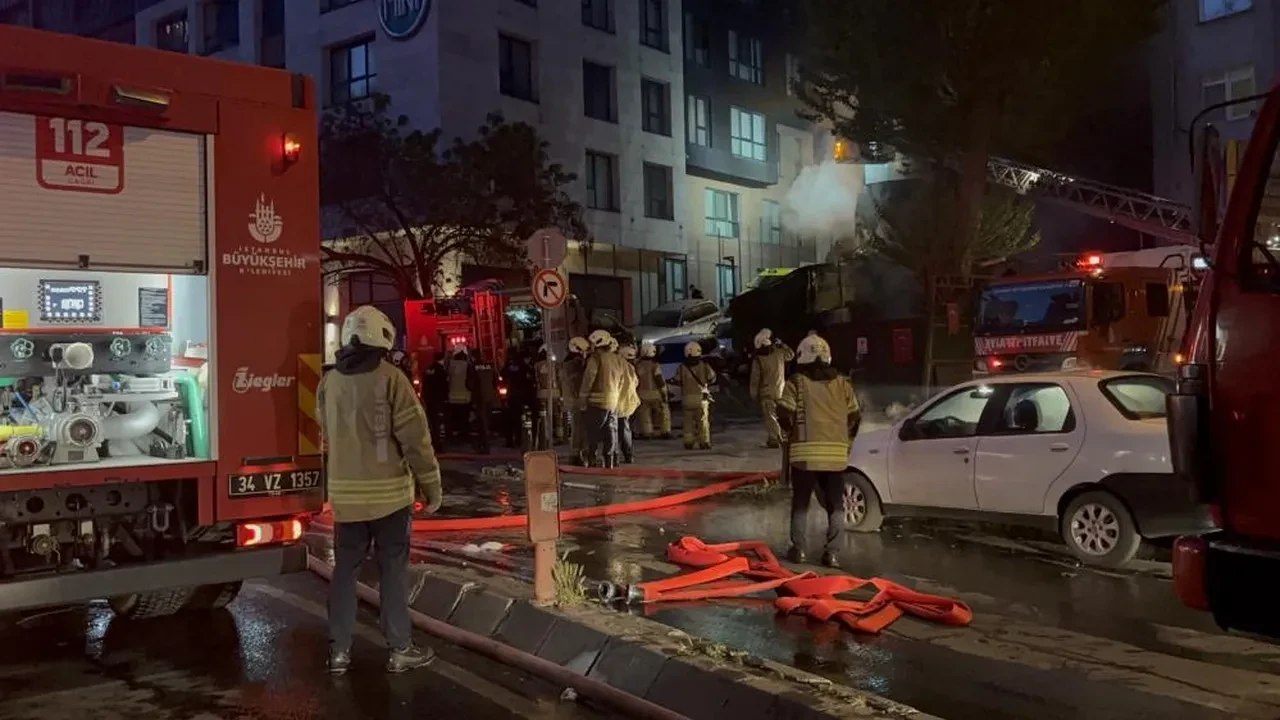 Şişli'de geceyi alevler aydınlattı! Motosiklete başlayan yangın binaya sıçradı