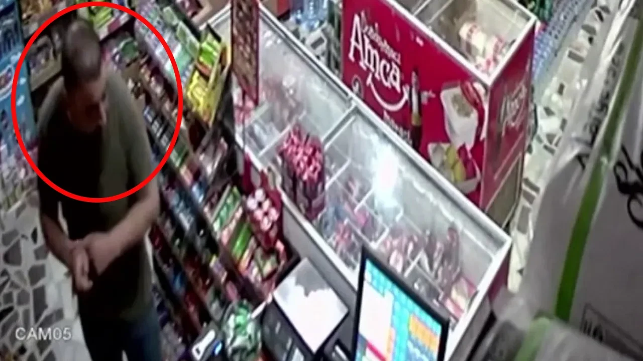 Sokak ortasında vahşet! Evladının önünde eşini defalarca bıçakladı: Yana yakıla bıçak aradığı görüntüler kan dondurdu 