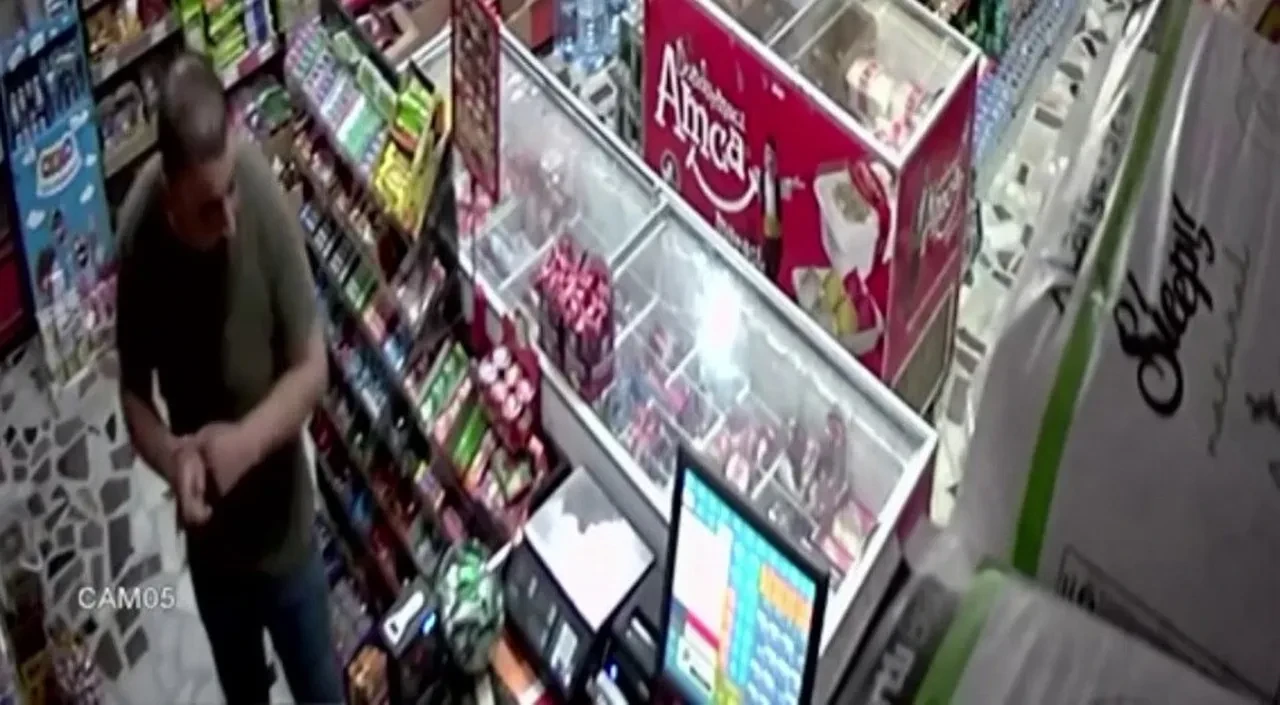 Sokak ortasında vahşet! Evladının önünde eşini defalarca bıçakladı: Yana yakıla bıçak aradığı görüntüler kan dondurdu 